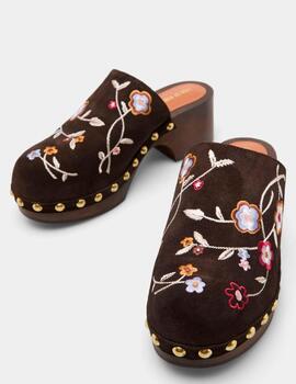 Zueco Lion of Porches bordados florales